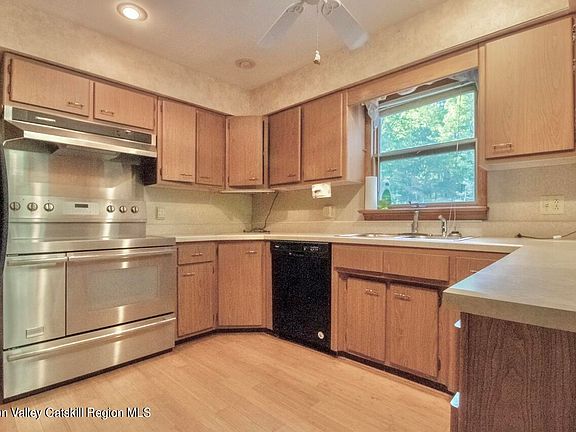 3rd image of 50 Brooks Drive