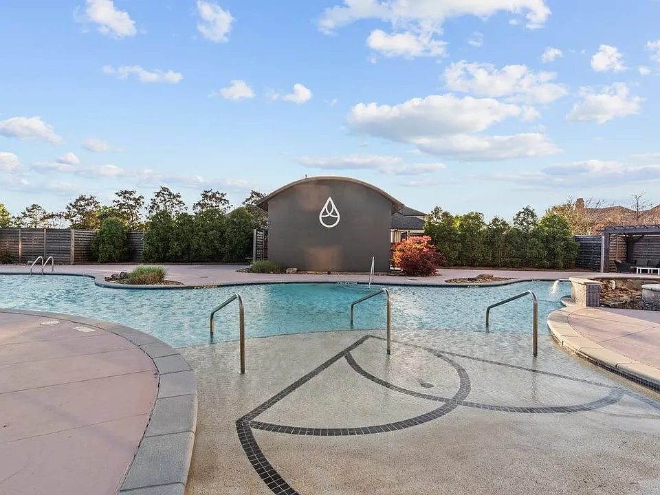 717 Riverside Dr #906