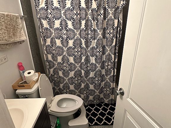5th image of 1517 N Rockwell St APT 1R