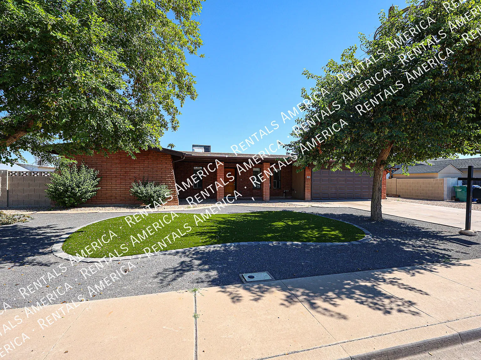Spacious 4-Bedroom Home with Private Diving Pool in Mesa! — Photo 2
