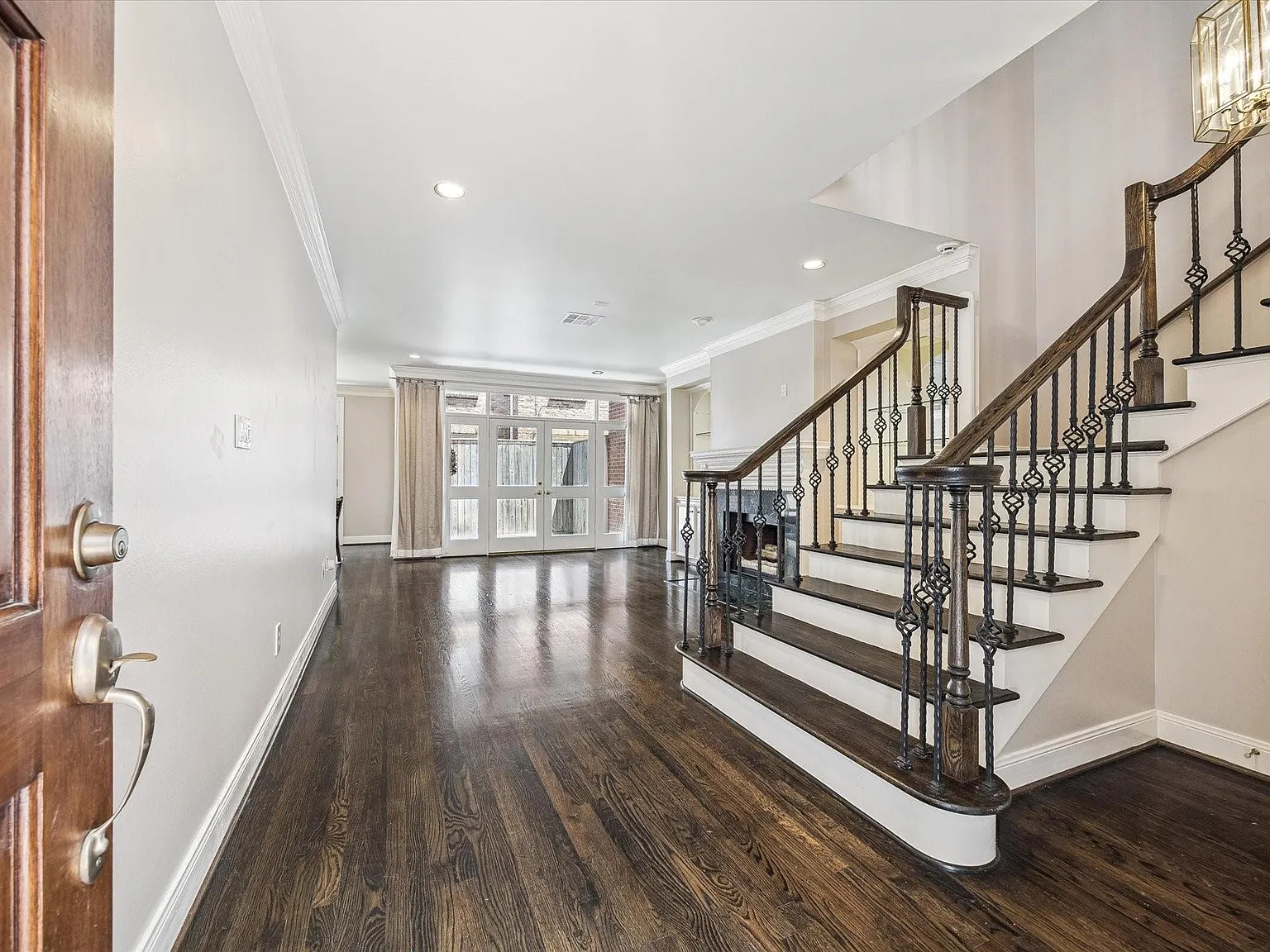 2 bed, 2.5 bath, 2048 sqft, $3,950 — Photo 2