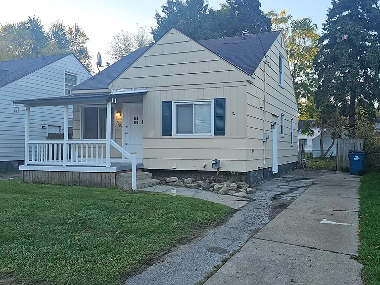 3901 Herrick St — Photo 2