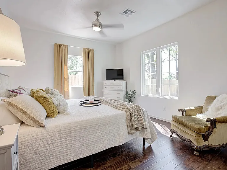 1922 W Park Pl — Photo 12