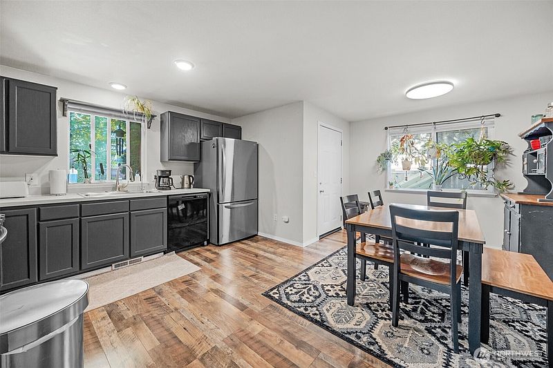 5th image of 10210 59th Drive NE