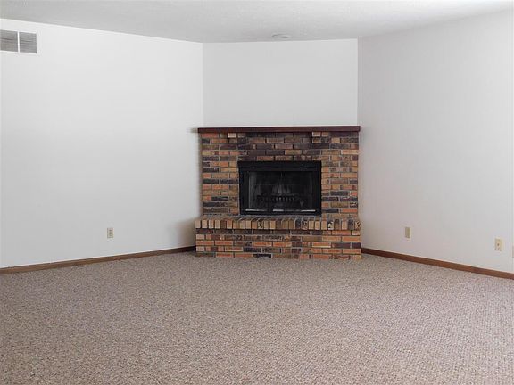 3rd image of 747 Tulip Ln