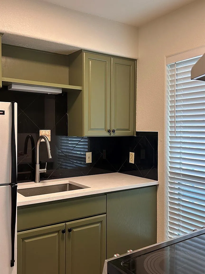 Studio, 1.0 bath, 425 sqft, $1,050 — Photo 2