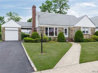 156 E Oxford St, Valley Stream, NY 11580