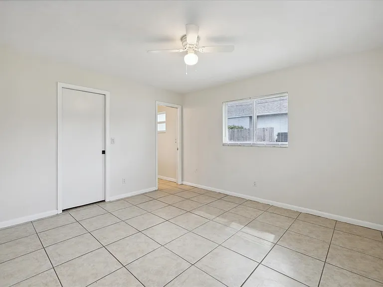 607 SW 26th St — Photo 9