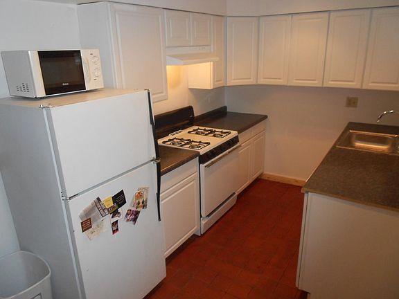 3rd image of 646 W Oakdale Ave #11