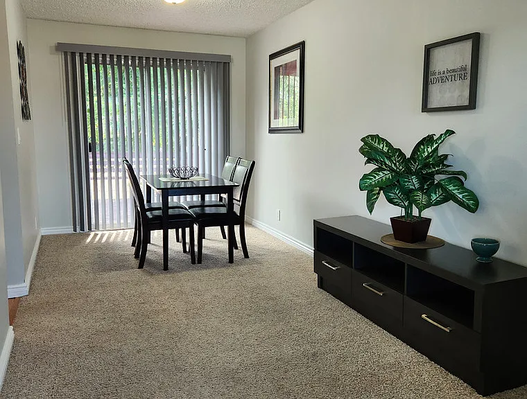 19 Newcombe Cres #M — Photo 5