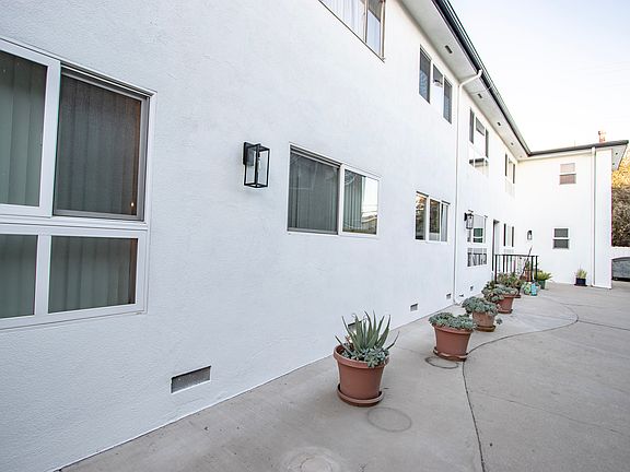 3rd image of 1046 N Sierra Bonita Ave APT 5