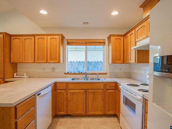 4th image of 434 Waters Edge Ct