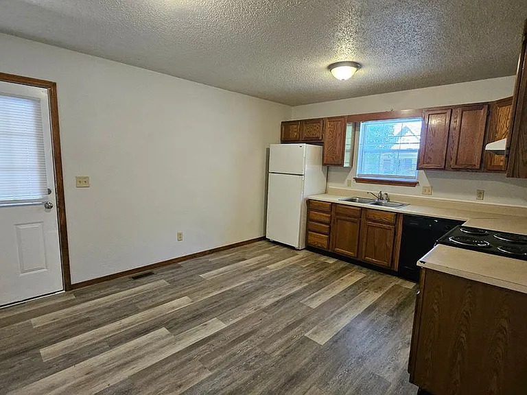 725 S Empire Ave — Photo 5