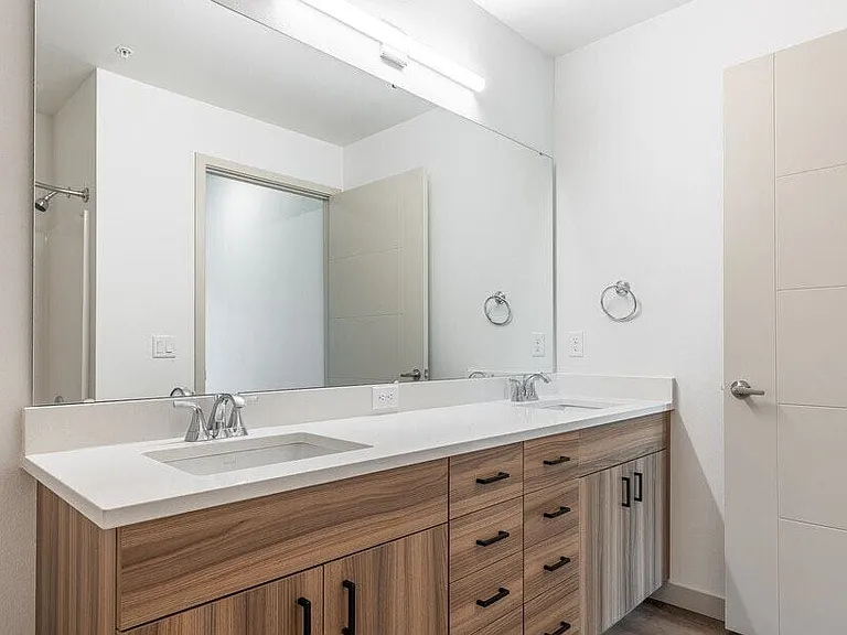 Unit 305 (2BR 2BA) Similar Units: 04s, 10s, 17s, 105, 205, 112, 213, 313, 413,214, 314, 414, 115, 223, 323, 423 *Unit features vary. Inquire with our leasing office to schedule a tour