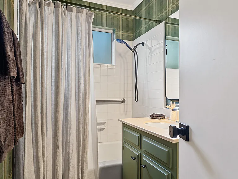 720 Buckingham Sq — Photo 38
