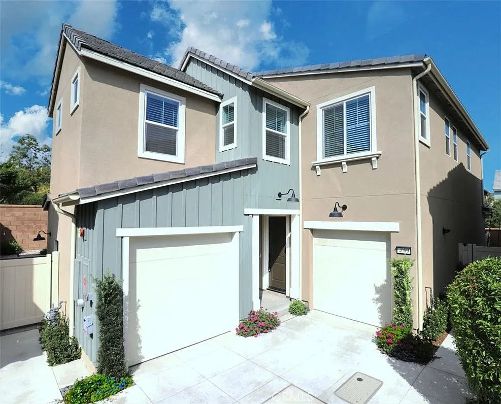 3 bed, 2.5 bath, 2012 sqft, $3,995 — Photo 1