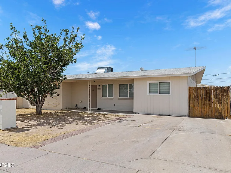 2246 W Sierra St — Photo 5