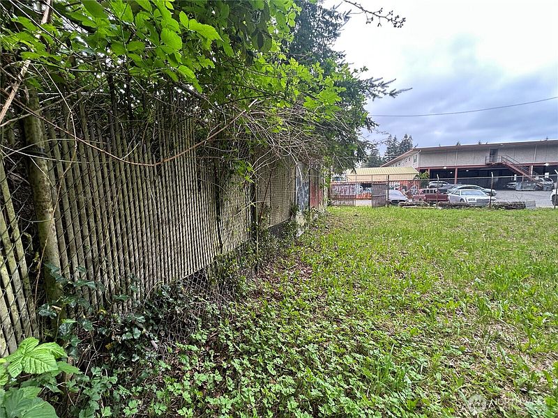 4th image of 6325 xx Evergreen Way