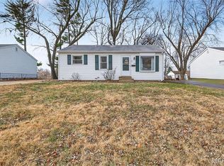 12157 Belaire Pl, Maryland Heights, MO 63043