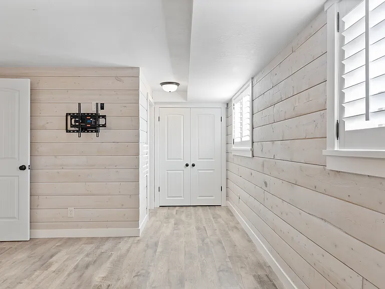 8 N 325 E — Photo 18