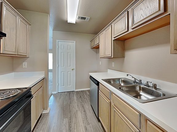 5th image of 2025 Hollow Creek Dr