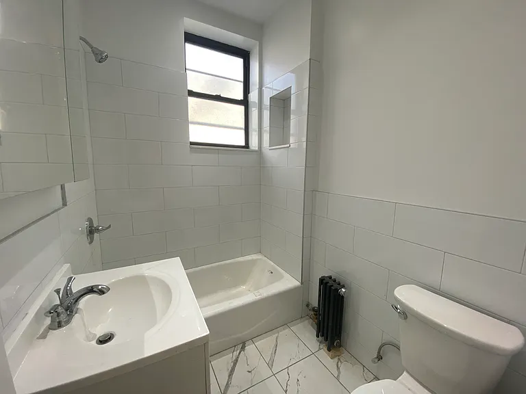 323 E 10th St #10 — Photo 10