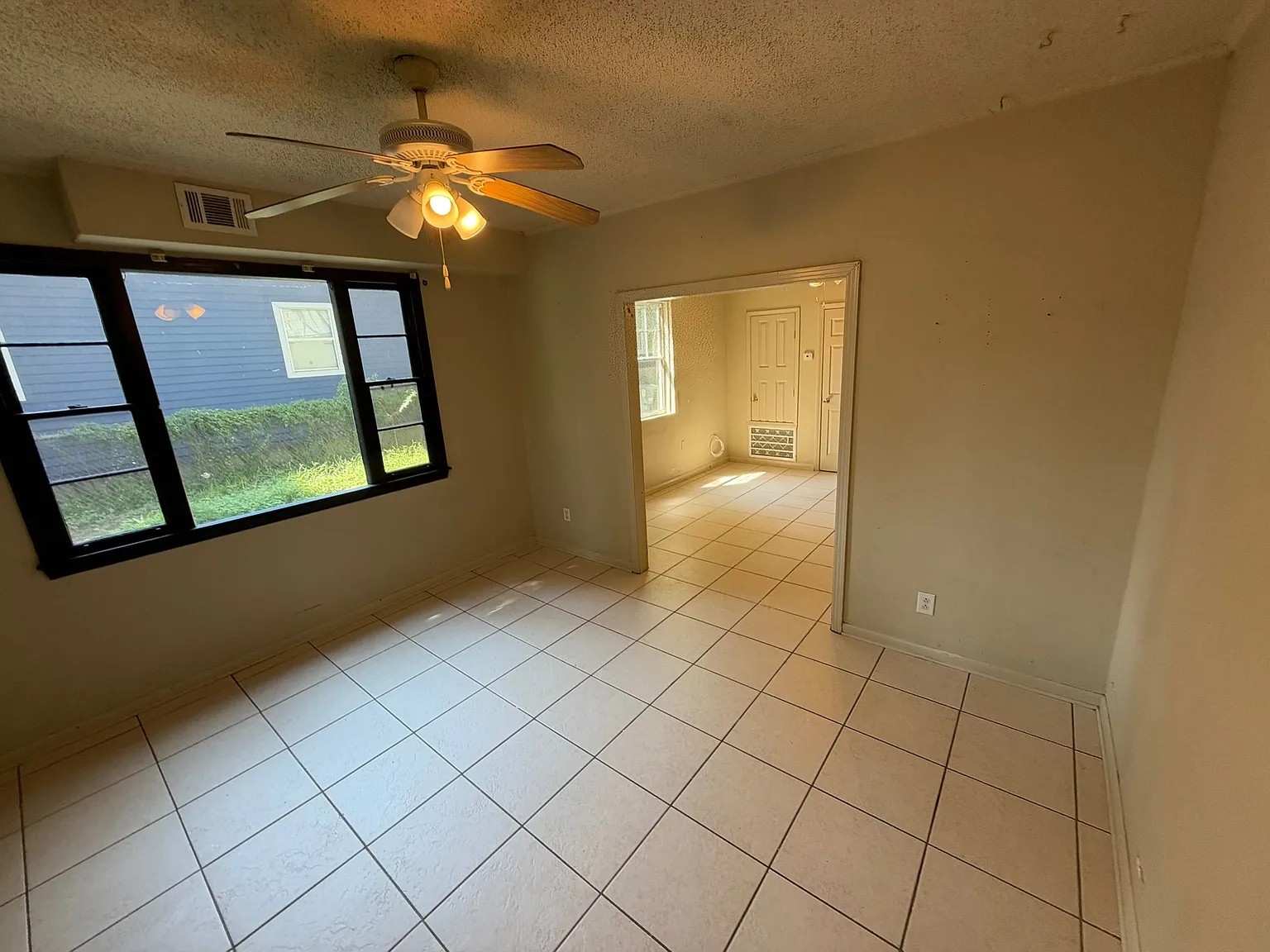 2 bed, 1900 sqft, $1,250 — Photo 2