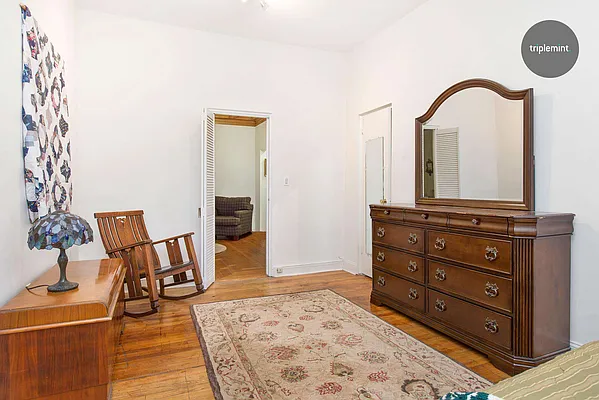 Sold by Triplemint | media 4