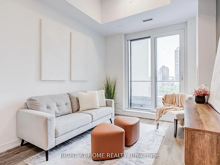 15 Wellington St S #301 — Photo 1