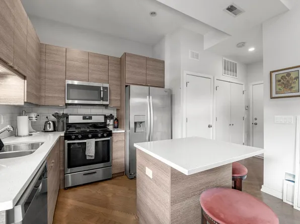 1451 W Erie St APT 2R, Chicago, IL 60642