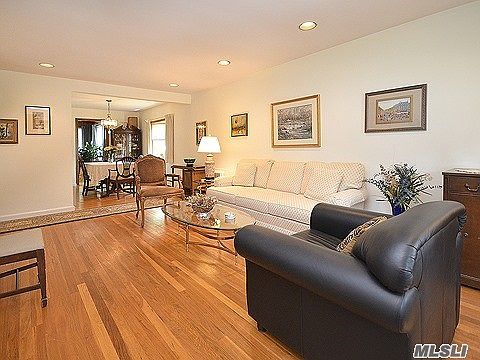 2nd image of 10 Ruby Dr
