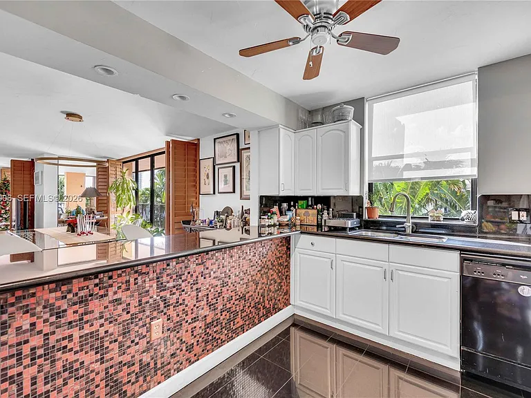 1700 S Bayshore Ln #3B — Photo 14