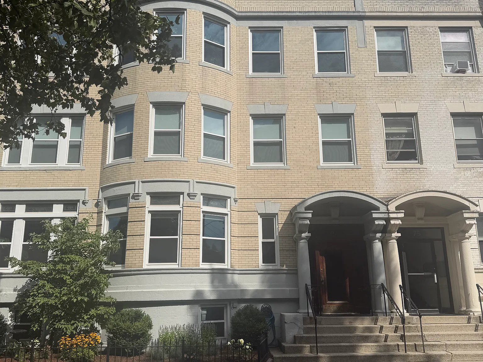 3 bed, 1999 sqft, $5,900 — Photo 1