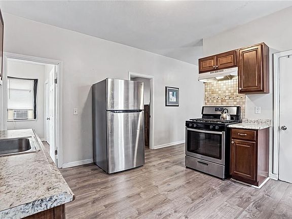 3rd image of 360 Manton Ave