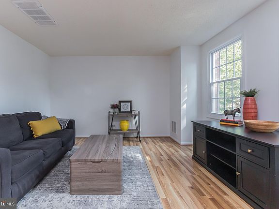 3rd image of 5324 Larochelle Ct