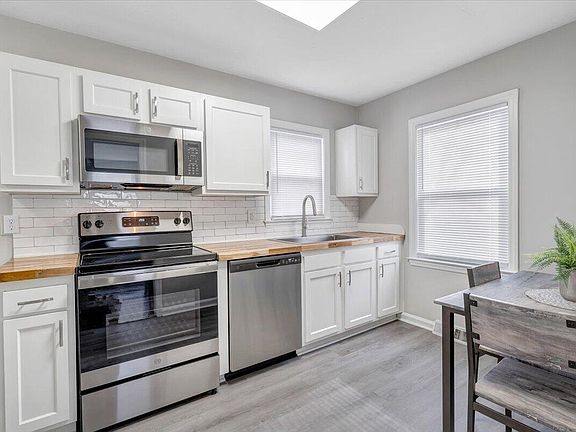 4th image of 2648 Derwent Dr SW