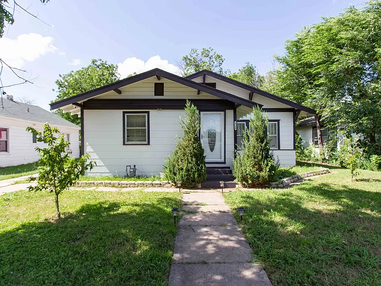 1710 Pearl Ave — Photo 1