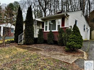 217 Grayleaf Cir, Martinsville, VA 24112