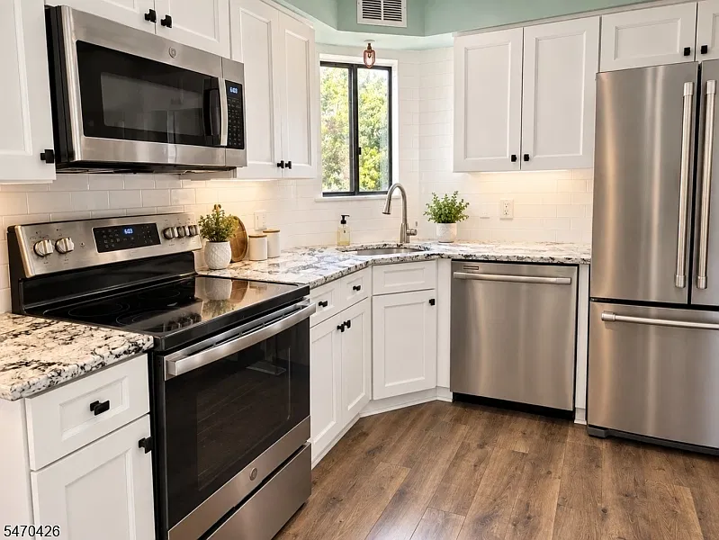 2 bed, 1.5 bath, $2,500 — Photo 3