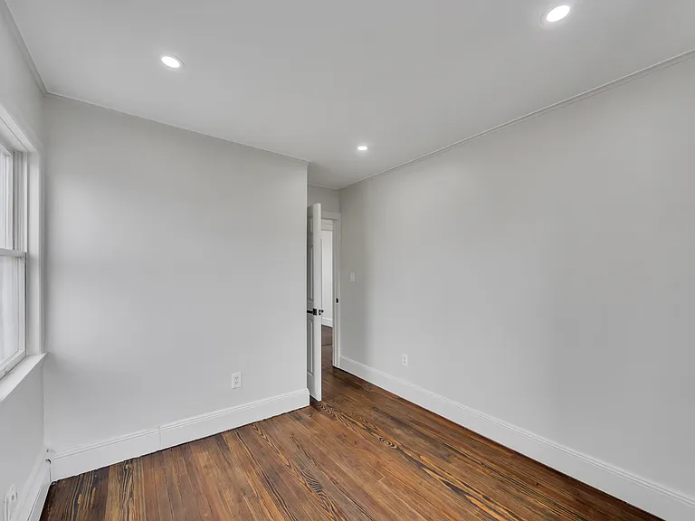 666 E Penn St — Photo 23