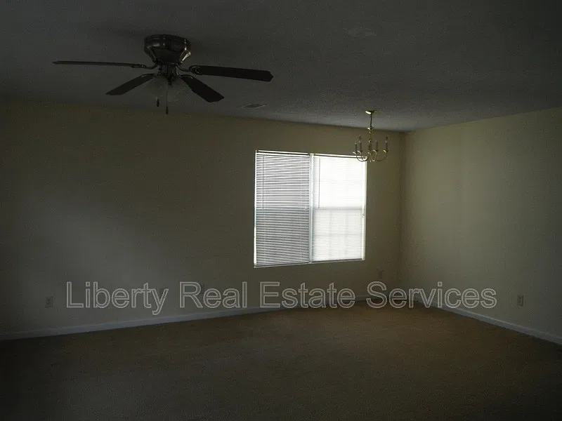 Colonial Park Condos — Photo 3