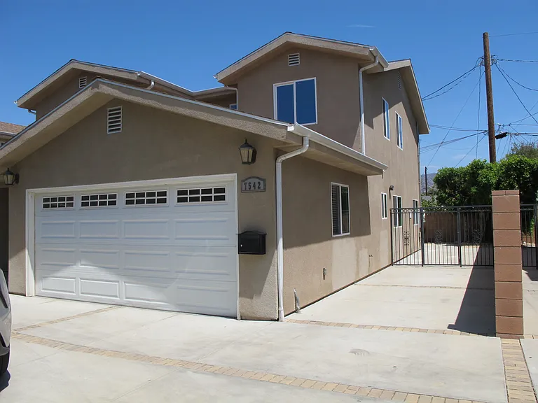 7542 Denny Ave — Photo 31