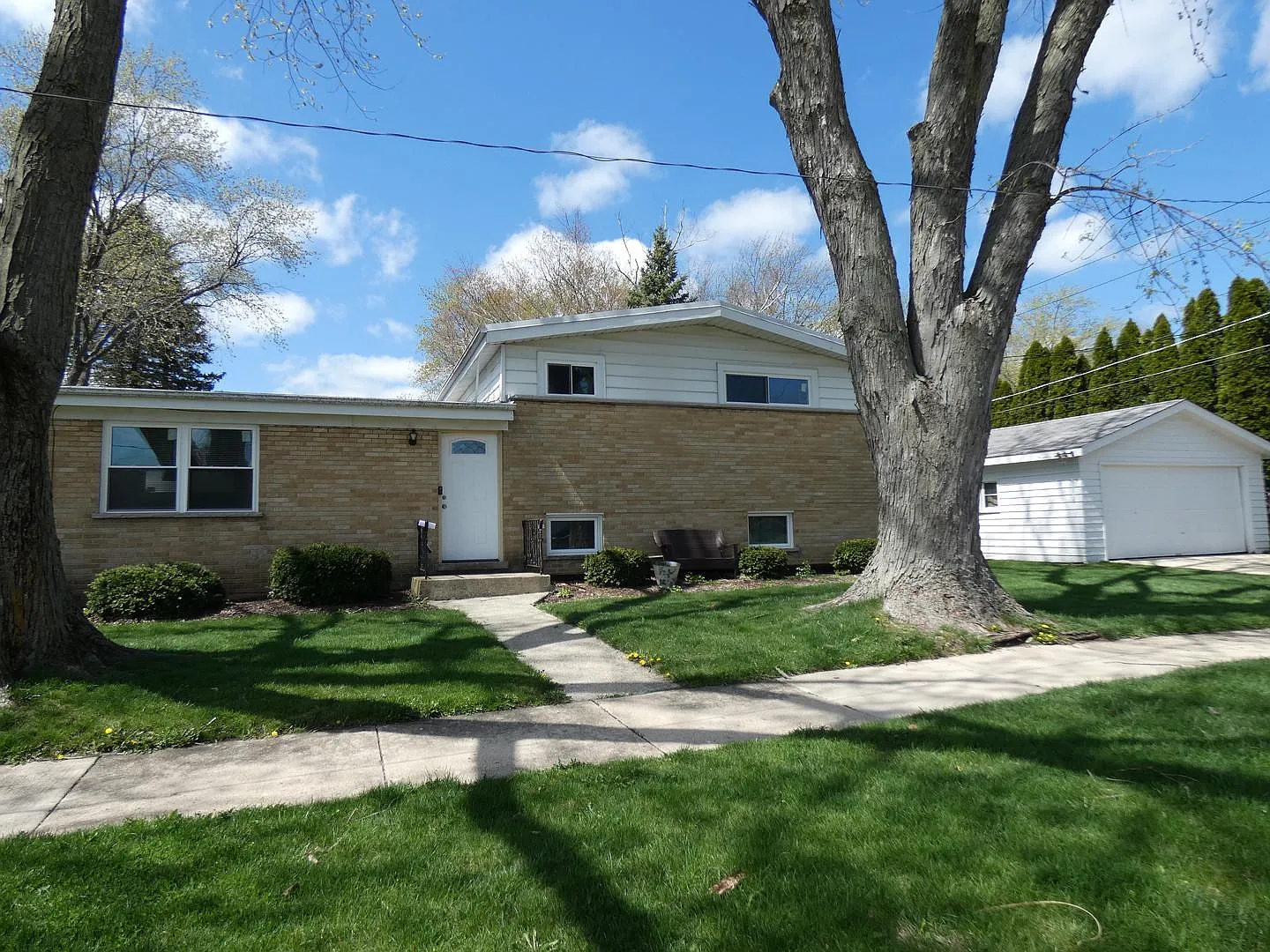 1319 Wakeman Ave photo 1