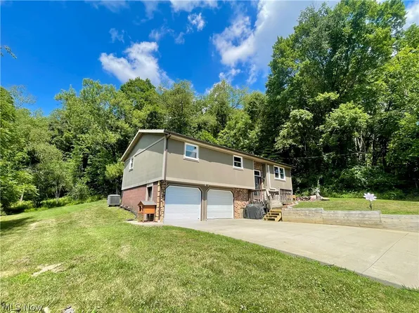 1654 Fairhill Rd NE, New Philadelphia, OH 44663