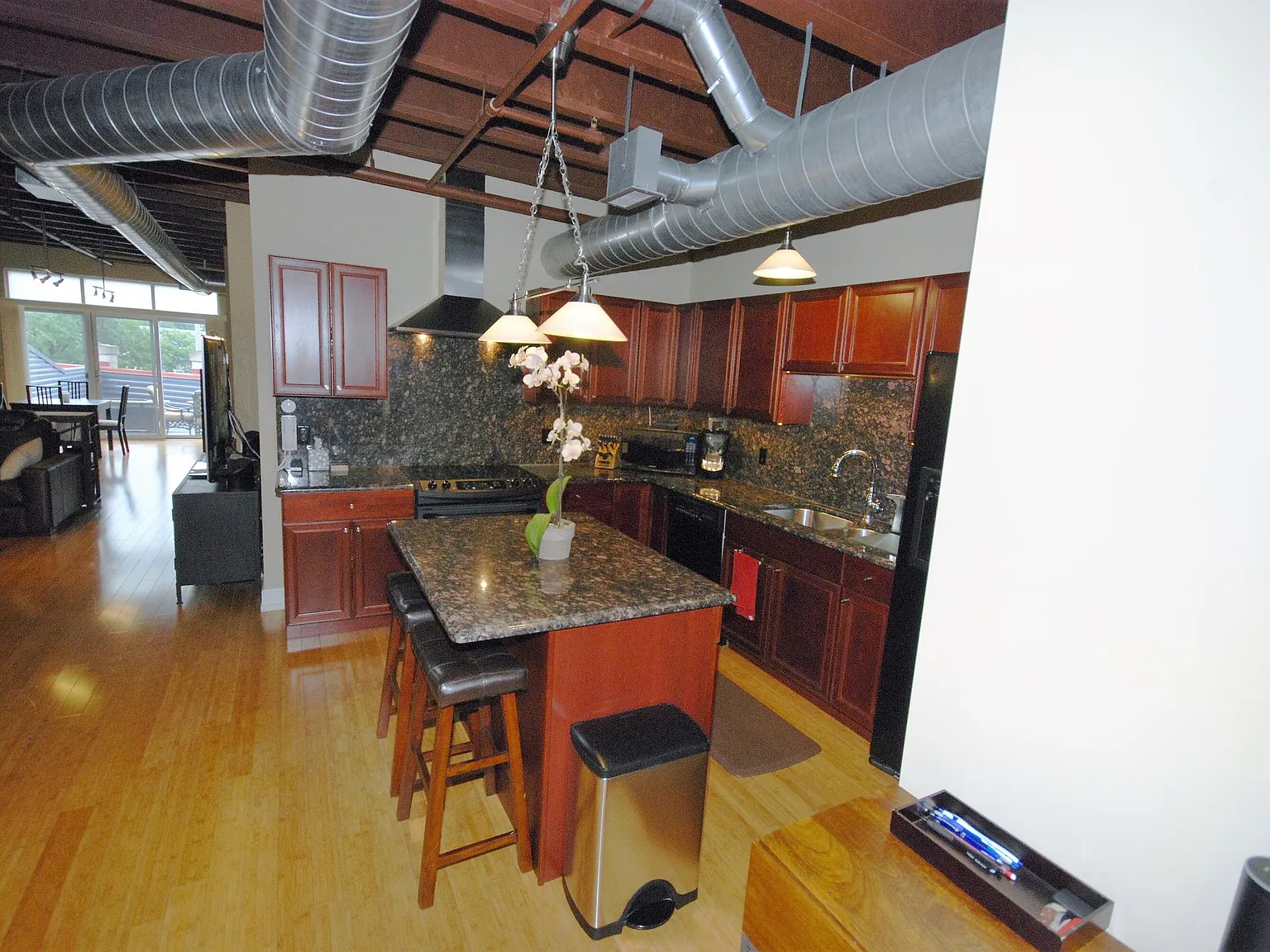 2 bed, 1.5 bath, 1200 sqft, $2,000 — Photo 4
