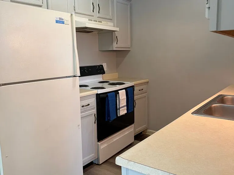 River Valley Apartments — Photo 18