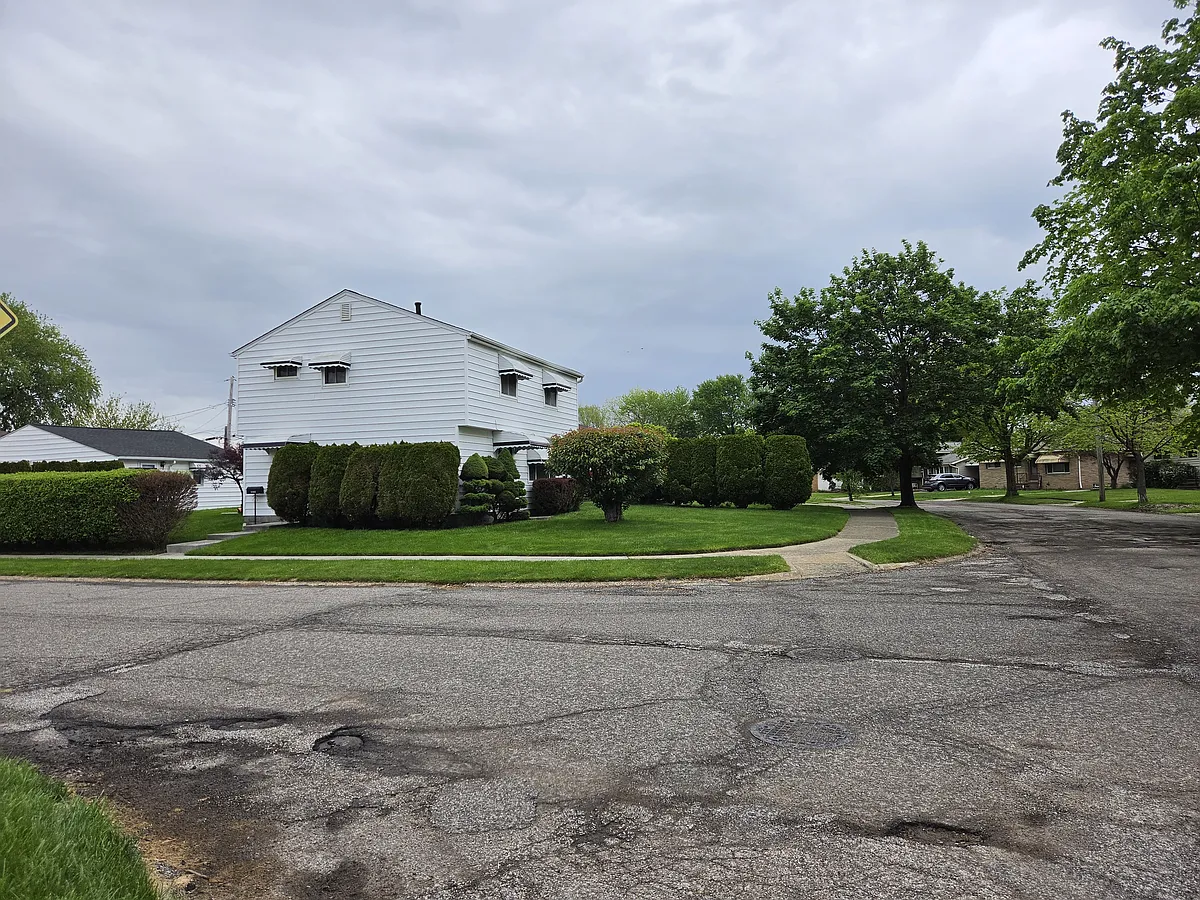 Building Photo - 396 Skyview Rd