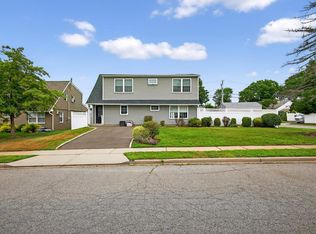 7 Fiddler Ln, Levittown, NY 11756