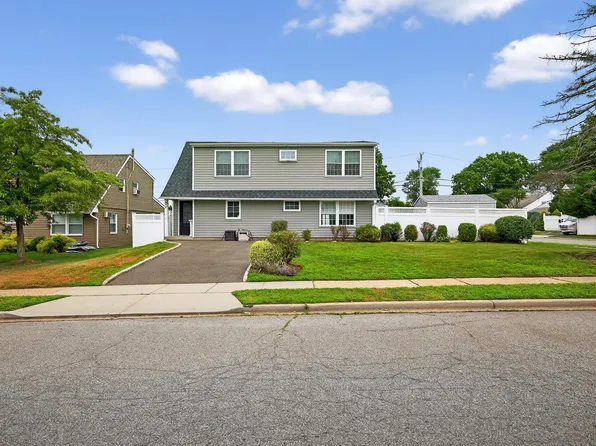 7 Fiddler Lane, Levittown, NY 11756