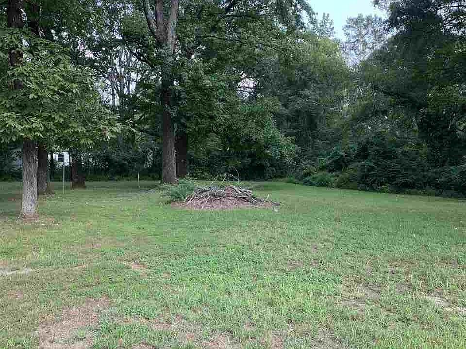 2nd image of 1003 Cherry Ln
